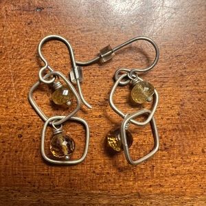 Geometric shaped earrings with amber balls